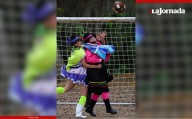 Contra el olvido y por la identidad, campesinas colombianas juegan futbol