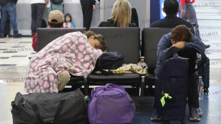 “Llevamos 18 horas varados en el AICM”: caos por lluvias e inundaciones