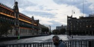 Comerciantes en CDMX rematan mercancías tras inundaciones en algunos locales
