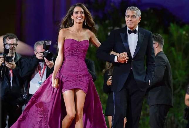 George Clooney brilla en gala y calla en Venecia