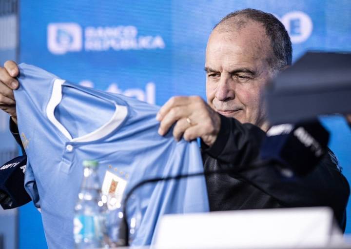 Se reveló la «mentira» de Bielsa que rompió el vestuario de Uruguay: «se equivocó y…»
