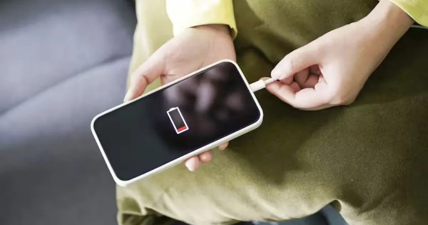 Los 7 errores al cargar el celular que dañan la batería y aumentan riesgos