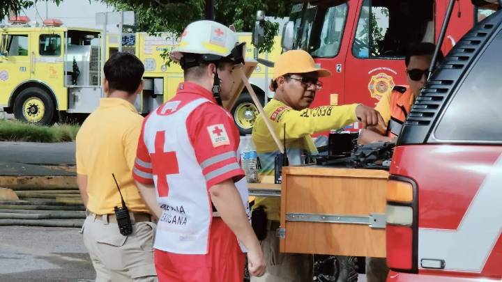 Bombero resulta lesionado durante incendio en negocio de llantas en Mazatlán