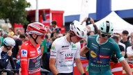 Caos en la etapa 6 de la Vuelta a España: un grupo de activistas trató de impedir la salida de Egan Bernal y del pelotón