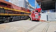Impacta tren a tráiler estacionado sobre las vías en Monterrey