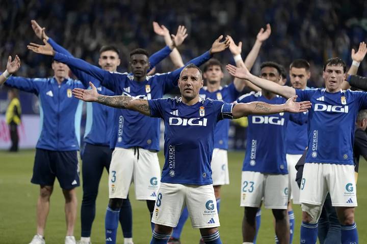 Santi Cazorla, el abuelo de la Liga que percibe el sueldo mínimo y cede al Oviedo el 10% de las ventas de su camiseta