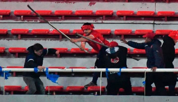 Impactante: El "trofeo" de la barra de Independiente tras agredir a hinchas de Universidad de Chile