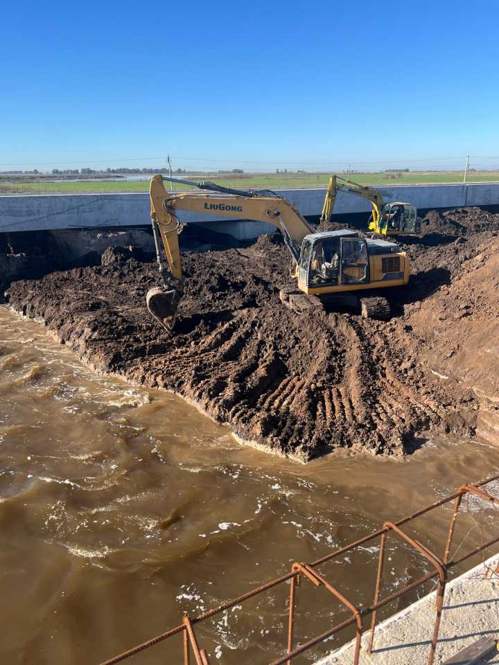 Realizan trabajos en la zona del río Salado ante una nueva crecida