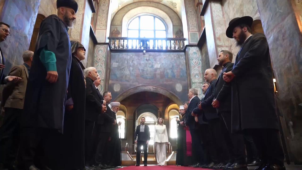 Zelenskyy prays with first lady on Ukraine's independence day