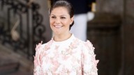 Victoria de Suecia impone moda con su audaz vestido rosa en la ceremonia de entrega del Premio Júnior de Agua