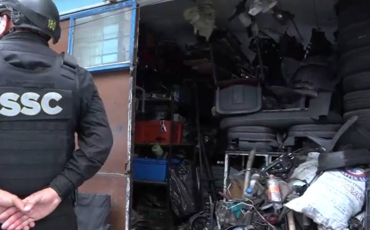 Aseguran 16 toneladas de autopartes tras cateos en Iztapalapa; hay un detenido