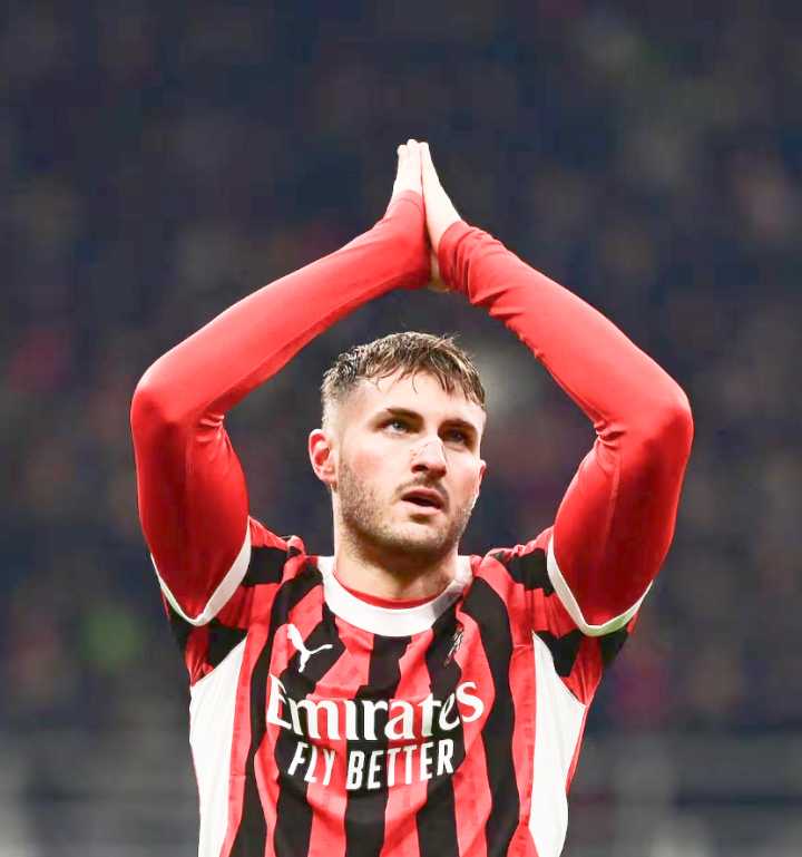 Santiago Giménez se devalúa