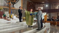 Ucrania regala bandera a la Basílica de Guadalupe; piden a la virgen por la paz