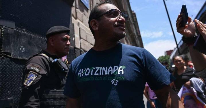 Vidulfo Rosales deja de representar a los padres de los 43 de Ayotzinapa