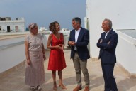 María Jesús Montero recalca su compromiso en su visita al nuevo edificio del Ayuntamiento