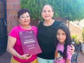 La alcaldesa Karla Córdova González entrega títulos de propiedad y garantiza certeza jurídica a las familias de Guaymas