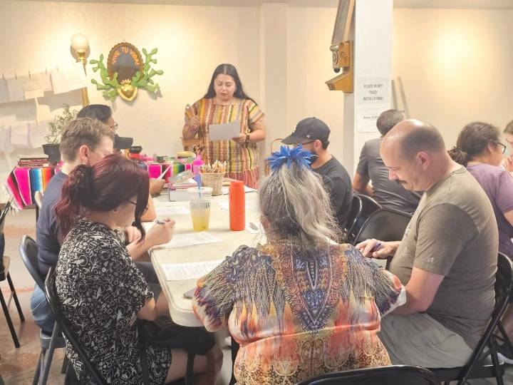 Participa comunidad en clases de arte curativas