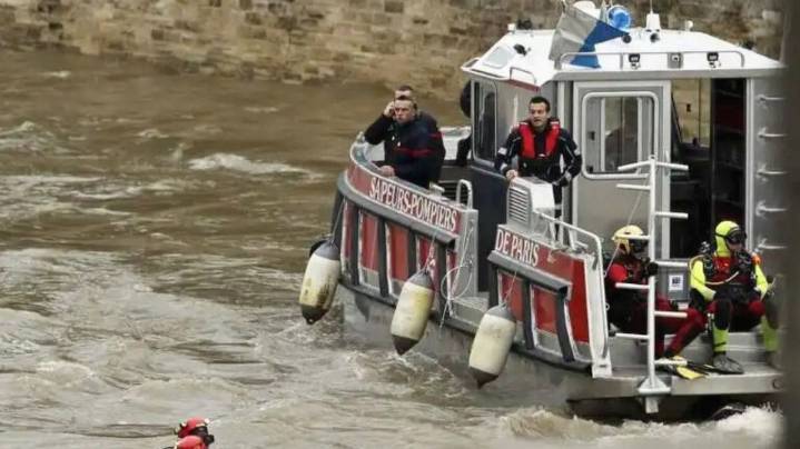 Tras una llamada anónima hallan cuatro cuerpos en aguas del río Sena, en París
