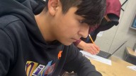 No lo dejaban ni bañarse: La indignante detención de ICE a un estudiante chileno cuando paseaba a su perro