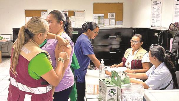 Acuden a vacunar a las maquiladoras