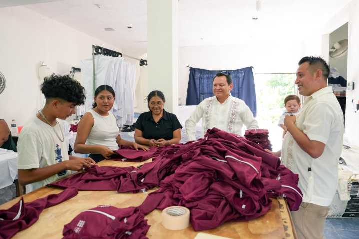 Tekit viste de orgullo a Yucatán con uniformes de Bienestar en tu Escuela