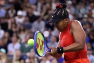 "Traje de noche". La excéntrica indumentaria de Osaka en el US Open: "rosas" en el pelo y... un muñeco de la suerte