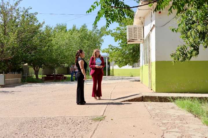 Apoya Carla Rivas al mejoramiento de la primaria Revolución Mexicana con entrega de pintura