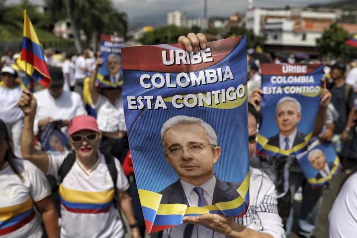 Tribunal colombiano ordena liberar a expresidente Uribe mientras apela condena 