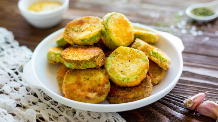 Aros crujientes de calabacín con parmesano, una receta deliciosa para aprovechar esta verdura de temporada
