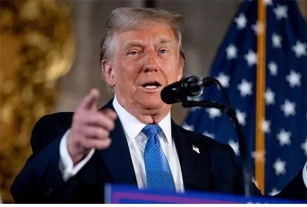 Trump afirma que la economía rusa “apesta” y que baja del petróleo forzaría la paz