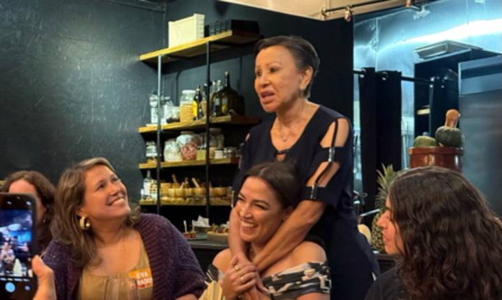 Alexandria Ocasio Cortez y Nydia Velázquez estuvieron con líderes de la Alianza y comunitarios antes de ir ver a Bad Bunny