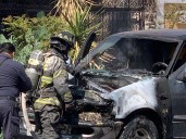 Falla mecánica provoca incendio de camioneta en colonia Santa Rita