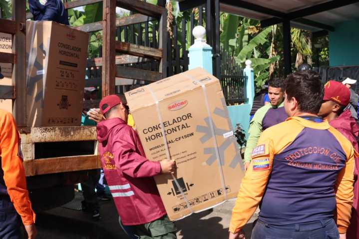 Luna entrega enseres a familias afectadas por inundaciones en Piar
