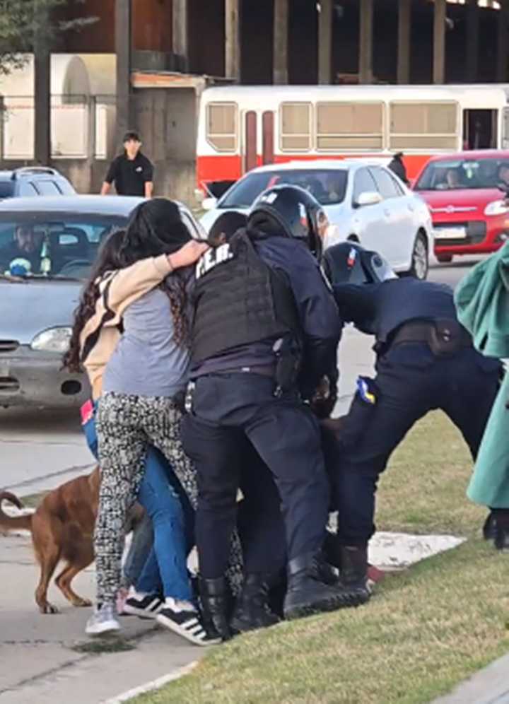 Menor atacó con arma blanca a un policía, hubo patrulleros dañados y disturbios en Federación