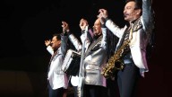 Vocalista de Los Tigres del Norte sufre aparatosa caída durante un show en México