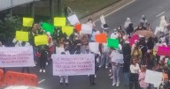 Trabajadoras sexuales bloquean San Antonio Abad contra construcción de ciclovía