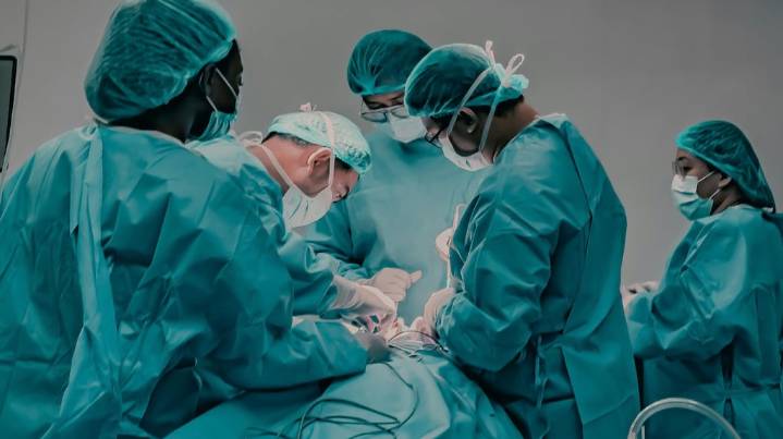 Una mujer de 77 años murió en medio de una cirugía cardíaca después de que se cortara la luz en el hospital