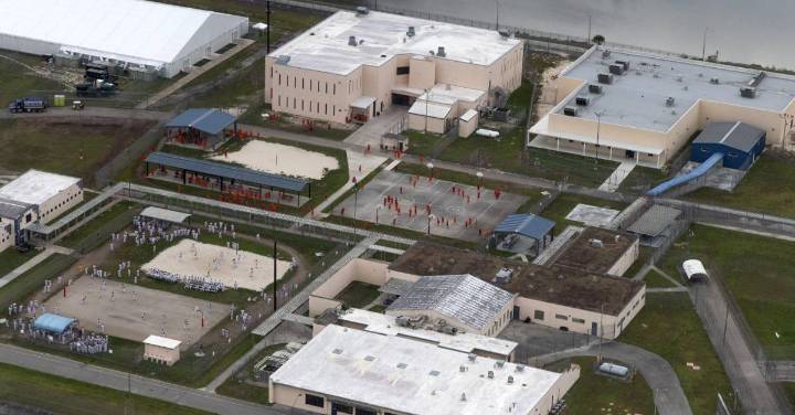 Jueza de EE. UU. frenó obras del polémico centro de detención de migrantes “Alcatraz de los Caimanes” en Florida