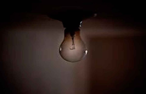 Sin luz, colonos de Santa Isabel por adeudo
