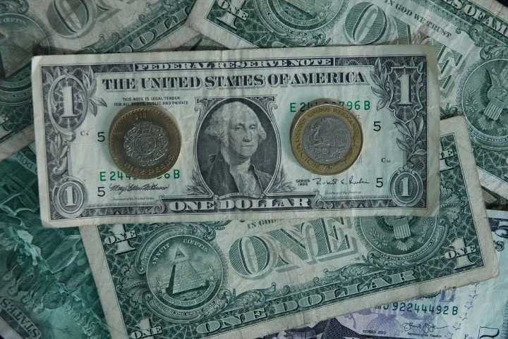 El peso mexicano cae frente a la fortaleza del dólar