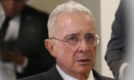 Tribunal deja libre a Álvaro Uribe mientras apela su condena