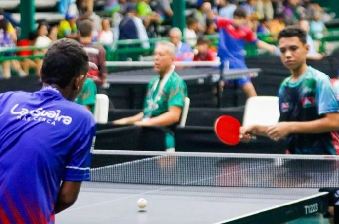 Aram Pérez encabezó arrase caraqueño en tenis de mesa estudiantil
