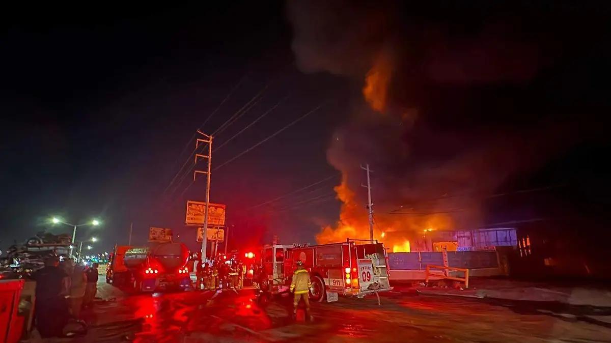 Se incendia recicladora en Reynosa; fue cerrada parcialmente la carretera a Monterrey