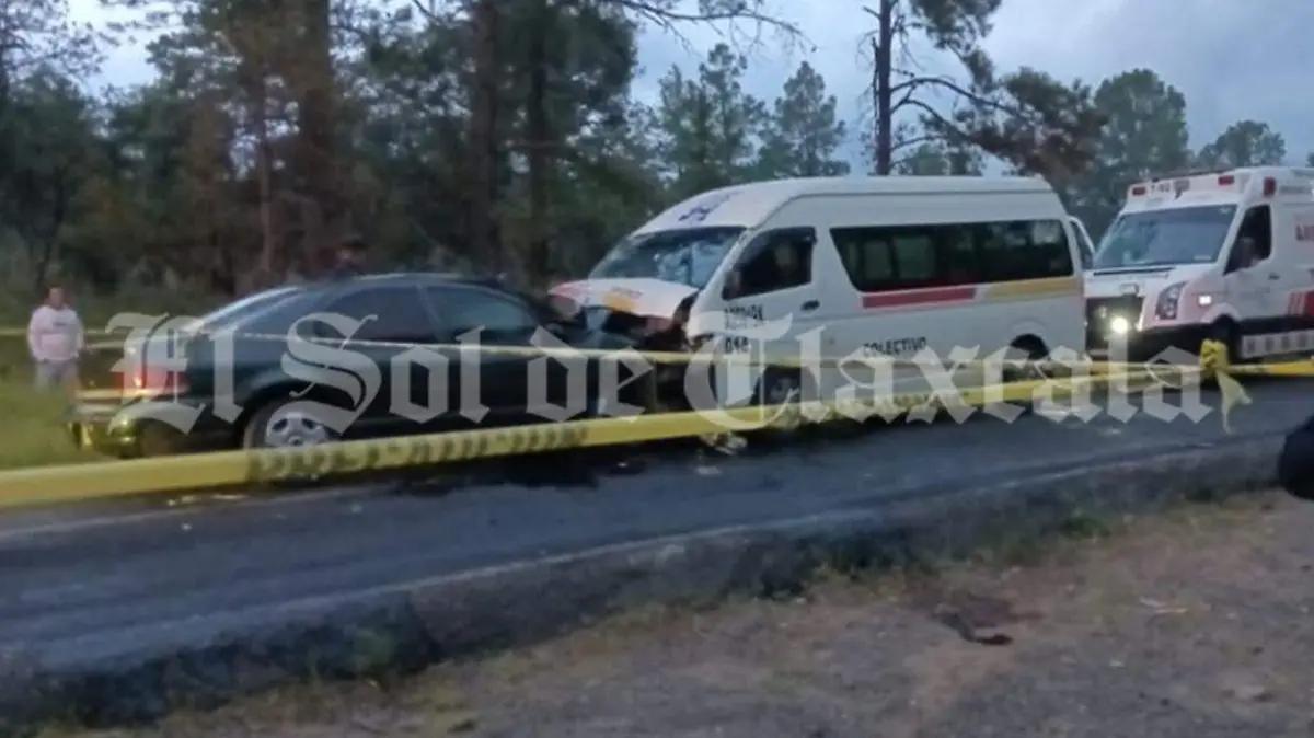 Muere conductor de vehículo particular al chocar de manera frontal contra transporte público en San José Teacalco