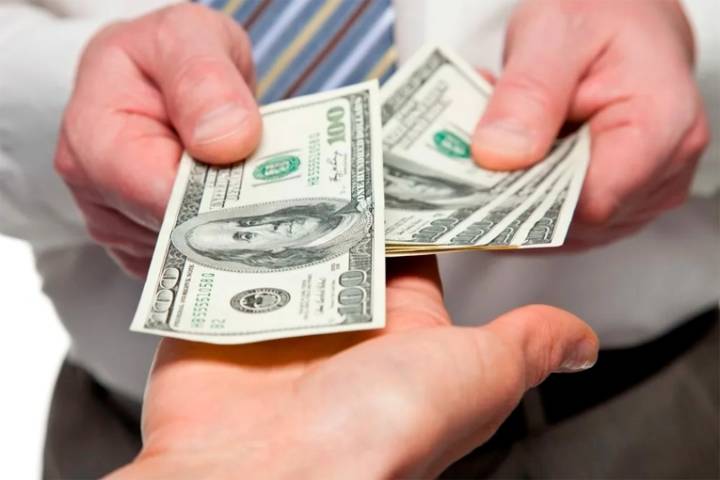 El dólar oficial sube antes de la licitación del Tesoro y el dato de inflación