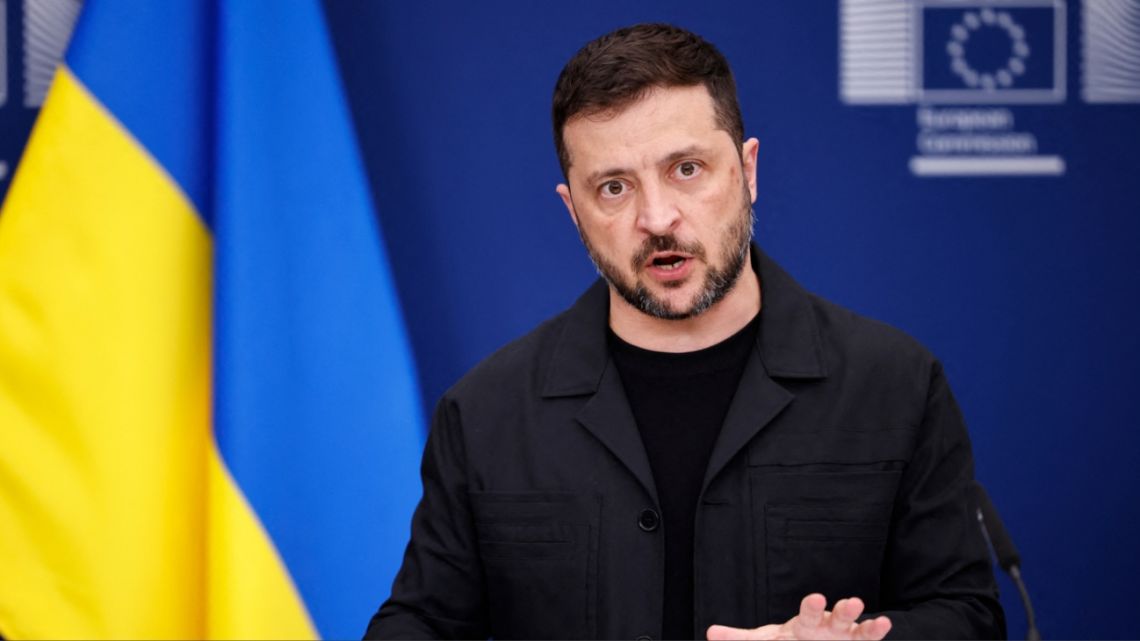 Zelenski negocia en Washington un acuerdo de paz, pero Trump ya decretó que "no recuperará Crimea"