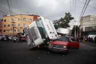 Por socavón, camión vuelca sobre camioneta en la Obrera