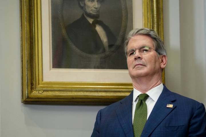 Trump descarta nombrar a su secretario del Tesoro para suceder a Powell frente a la Fed