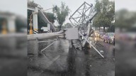 Espectacular cae sobre camioneta tras intensa lluvia y viento