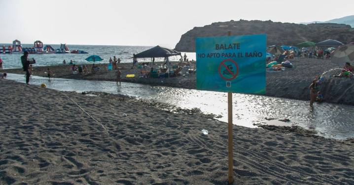 Sanidad levanta la recomendación de evitar el baño en la playa de la Charca de Salobreña